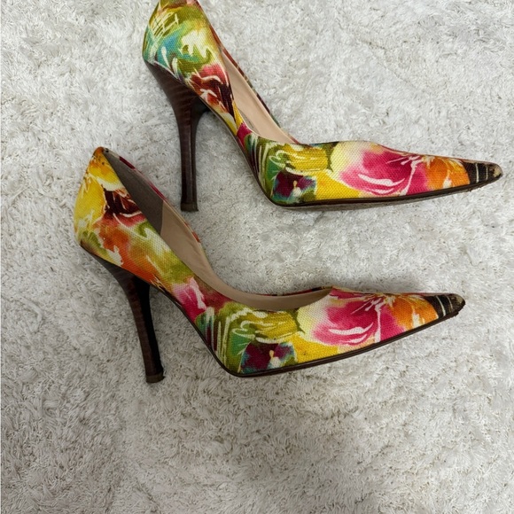 Guess Floral Stiletto Heels with Pointed Toe - Picture 4 of 5